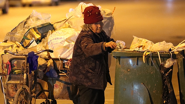敬禮，勵志可愛的“拾荒奶奶”