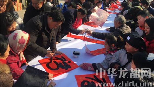 書法家揮毫送“?！?眾市民喜領春聯(lián)