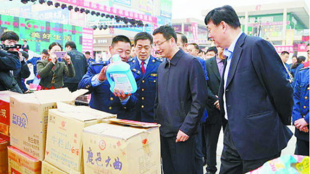 項(xiàng)城市消協(xié)、市工商局舉行國(guó)際消費(fèi)者權(quán)益日宣傳活動(dòng)