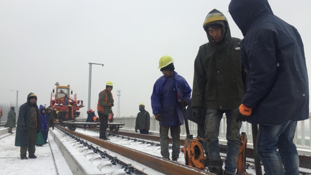 致敬！風雪中的高鐵建設者