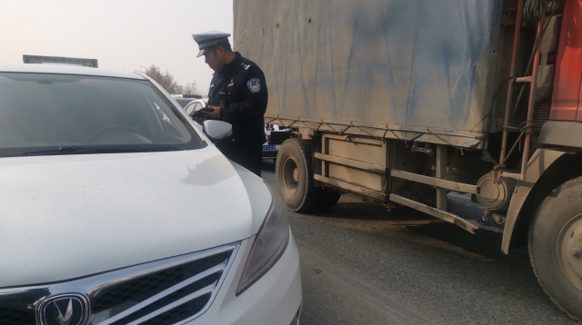 周口限行第一天，交警蜀黍上路勸返近百輛車(chē)