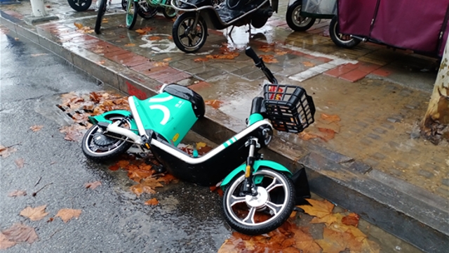 請(qǐng)把車子放好吧！