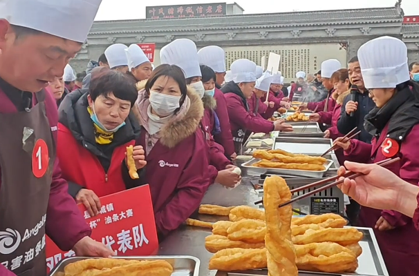 一口酥脆年味濃！鄧城油條大賽燃動新春